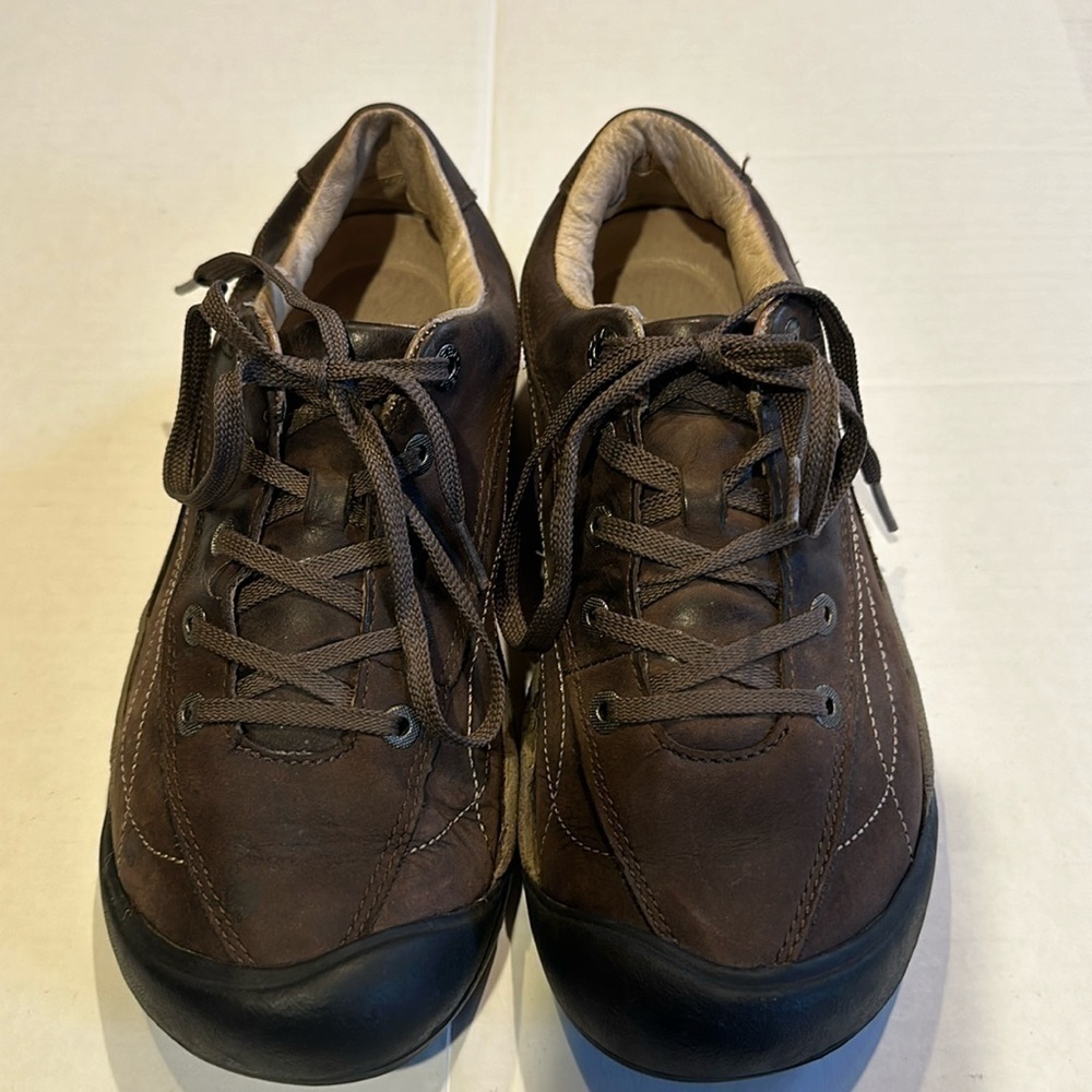 Keen leather brown Toyah lace up tennis shoes hiking that can be unisex size 8.5